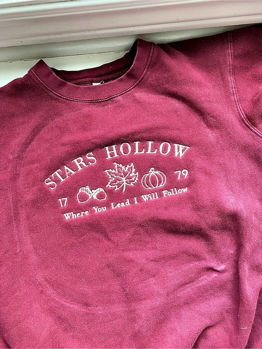 Stars Hollow Graphic Sweatshirt in Maroon